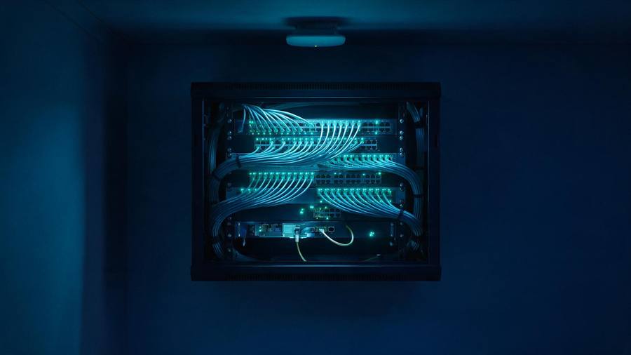 Gabinete de red con switches y cableado ordenado